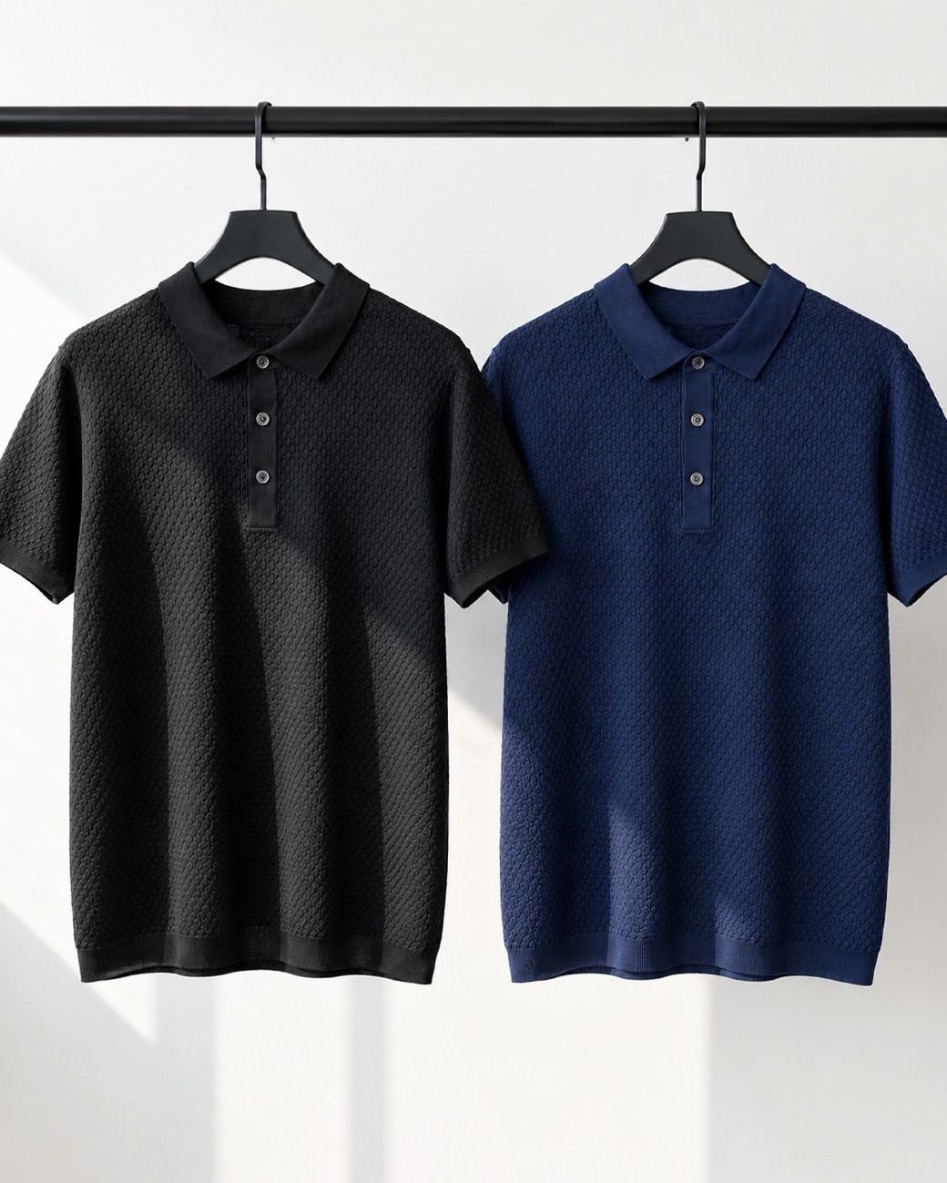 ・ BLOCK KNIT POLO - 一枚で成立する、 さりげない存在感。 立体感のある編み地と、 LEON別注仕様の特別なボタン。 ポロシャツの気軽さに、 ニットならではの品を重ねました。 Tシャツでは少し物足りない日へ。 LEON別注